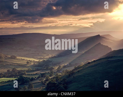 Summer Storm breaking dessus la Dove Valley vu de haut Wheeldon, parc national de Peak District, Derbyshire, Angleterre. Banque D'Images