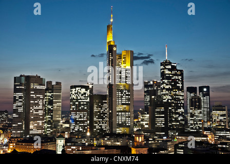 Vue sur la skyline de nuit de Francfort, Allemagne Banque D'Images