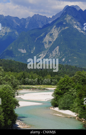 Vue panoramique sur la vallée de la Soca en face des montagnes, la Slovénie, l'Soca-Tal Banque D'Images