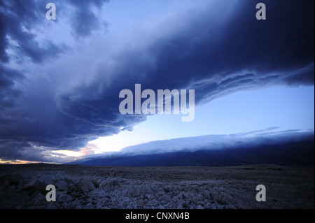 Ciel nuageux ober l''île de Pag, Croatie, Pag Banque D'Images