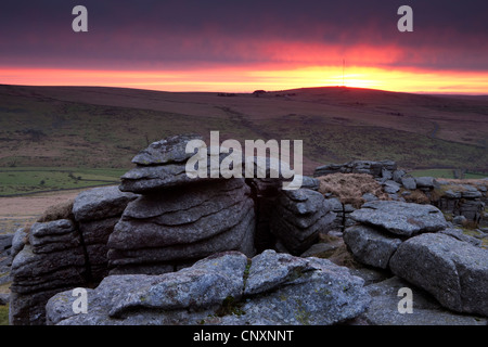 Lever de soleil sur Grand Tor discontinues, Dartmoor, dans le Devon, Angleterre. L'hiver (Janvier) 2012. Banque D'Images