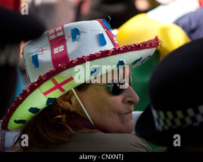 Arborant un chapeau patriotique sur un PC PLUS Mars à Brighton Banque D'Images