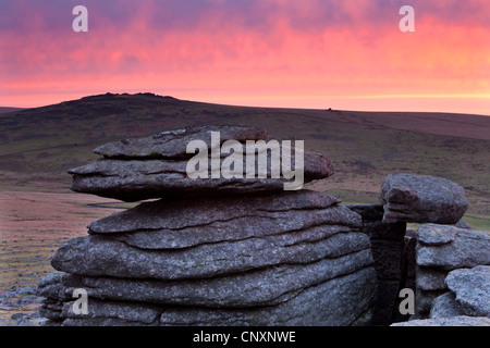 Aube du ciel coloré au-dessus de Grand Métis Tor, vu de l'affleurements de granite de Grand Tor discontinues, Dartmoor, dans le Devon, Angleterre. Banque D'Images