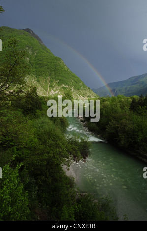 La rivière Soca, arc-en-ciel sur la Slovénie, la vallée de Soca Banque D'Images