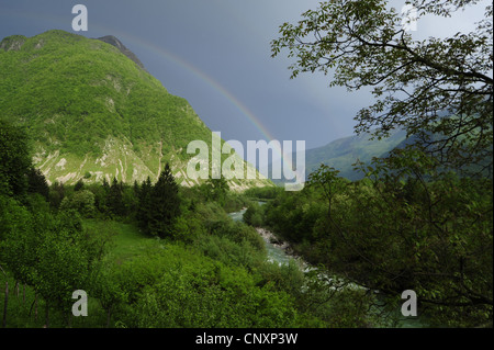 La rivière Soca, arc-en-ciel sur la Slovénie, la vallée de Soca Banque D'Images