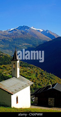 Eglise dans le village de montagne de Seez, France, Savoie Banque D'Images