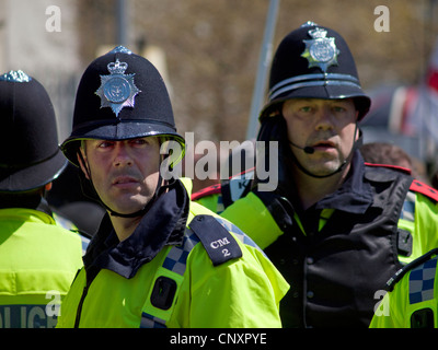 Police d'appréhension sur un PC plus rassemblement à Brighton Banque D'Images