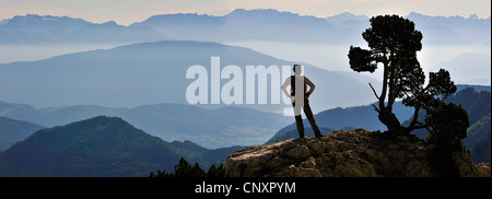 Le randonneur debout sur un gazebowatching le panorama du Vercors Parc Narure, France, SIER, Rhne-Alpes Banque D'Images