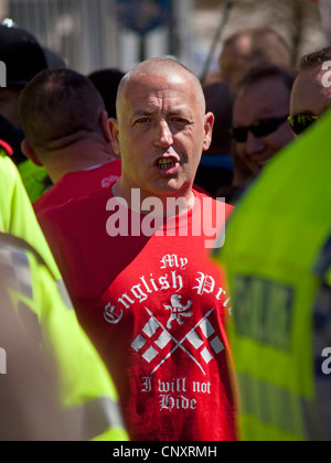 Un partisan de l'EDL sur un rassemblement à Brighton Banque D'Images