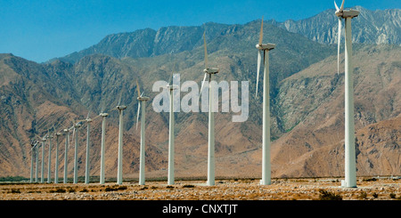 Les roues du vent en face de montagnes le long de l'Interstate 10, États-Unis, Californie Banque D'Images