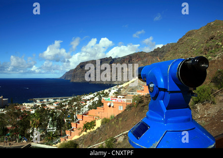 Point de vue avec télescope, Acantilado de los Gigantes en arrière-plan, Iles Canaries, Tenerife, Los Gigantes Banque D'Images