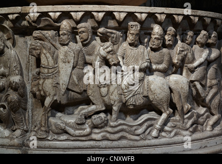 Église de San Frediano, Lucca, Italie. Détail de l'époque médiévale des cavaliers et chevaliers sur cuve baptismale romane du xiie siècle Banque D'Images