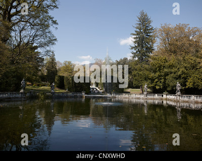 Villa Mansi, près de Lucques, en Italie. L'eau officielle des jardins avec étang, fontaine et balustrade de statues Banque D'Images