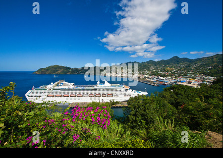 Vue sur une pente sur le navire de croisière "Princess" dans le port, Saint Vincent et les Grenadines, Kingstown Banque D'Images