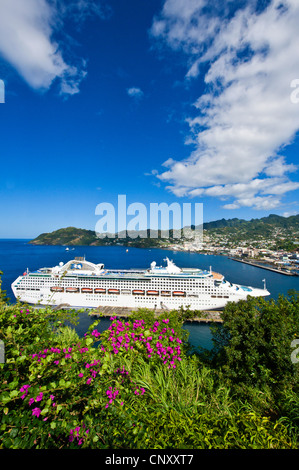 Vue sur une pente sur le navire de croisière "Princess" dans le port, Saint Vincent et les Grenadines, Kingstown Banque D'Images