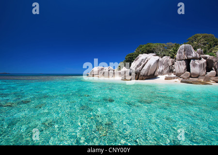 Plage tropicale avec sable blanc, eau turquoise et les roches de granit, Seychelles Banque D'Images