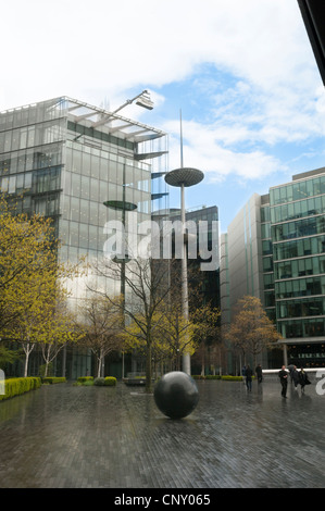 L'Hôtel de ville vue de Southbank London statue plus jardins art moderne large black stone ball arbre arbres verre moderne bureau tour de bloc Banque D'Images