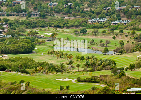 Vue depuis une colline sur un terrain de golf dans un holiday resorts, Saint Vincent et les Grenadines, Canouan Island, Carenage Bay, Canouan Resort Banque D'Images