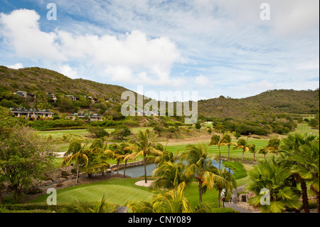 Vue depuis une colline sur un terrain de golf dans un holiday resorts, Saint Vincent et les Grenadines, Canouan Island, Carenage Bay, Canouan Resort Banque D'Images