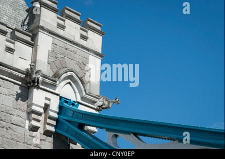 London Tower Bridge construit en 1894 sur la rivière Thames tourelle détail du parapet de gargouilles en granit de Cornouailles du bras de suspension métallique revêtement de pierre de Portland Banque D'Images