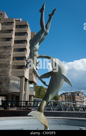 London St Katherine Docks sculpture statue fontaine eau caractéristique de fille avec un dauphin par David en 1973, Wynne Banque D'Images