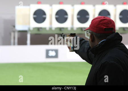 Dit AL HASHMI d'Oman Tir ISSF World Cup Men's 25m pistolet feu rapide compétition de qualification, casernes de Woolwich Londres Banque D'Images