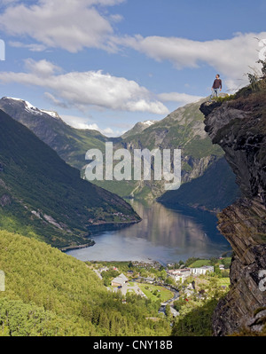 Vue vers le bas de la ville et le Geirangerfjord depuis le belvédère Flydalsjuvet, Norvège, Geiranger Banque D'Images