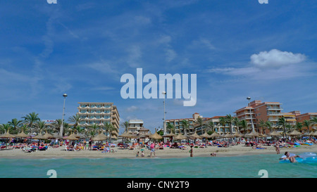 Vue depuis l'eau à une plage de baignade, Espagne, Baléares, Majorque, Palma Banque D'Images