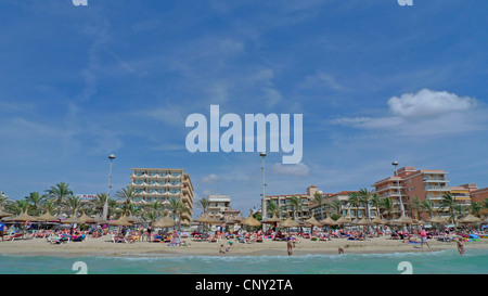 Vue depuis l'eau à une plage de baignade, Espagne, Baléares, Majorque, Palma Banque D'Images