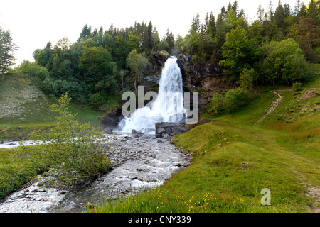 Stendalsfossen cascade pittoresque dans un paysage de forêts et de prairies, la Norvège, Rogaland, Steindalsfossen Banque D'Images