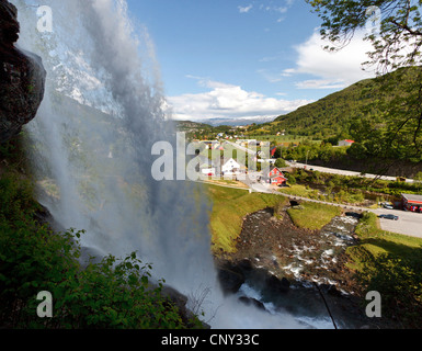 Afficher le long de la chute d'Stendalsfossen dans une vallée sur les maisons d'un village, la Norvège, Rogaland, Steindalsfossen Banque D'Images