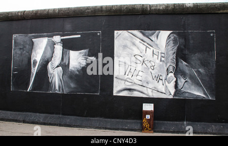 La East Side Gallery's murales sont le street-art à Berlin, peint sur leur propre mur célèbre Banque D'Images