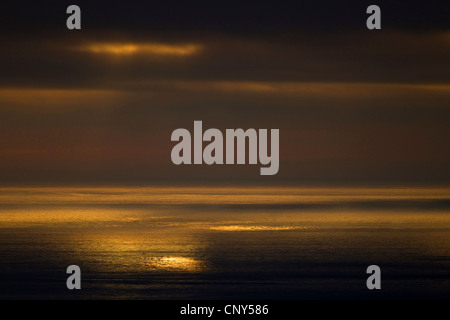 Lumière dramatique au-dessus de la mer au crépuscule, Royaume-Uni, Ecosse, îles Shetland, Hermaness National Nature Reserve Banque D'Images