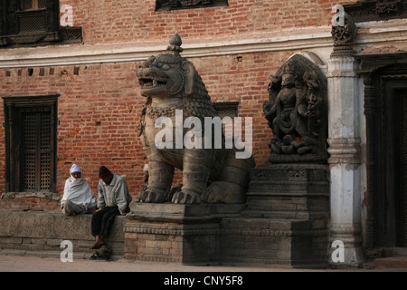 Lion en pierre et la statue de Dieu Singe Hanuman dans Bhaktapur Durbar Square à Bhaktapur, Népal. Banque D'Images