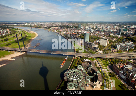 Vue du Rhin avec Rheinkniebruecke Rheinturm à Düsseldorf et, en Allemagne, en Rhénanie du Nord-Westphalie, Duesseldorf Banque D'Images
