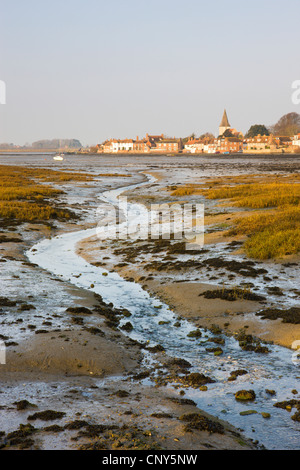 À marée basse, Chichester Harbour, à l'ensemble de l'ancien village de Bosham, West Sussex, Angleterre Banque D'Images