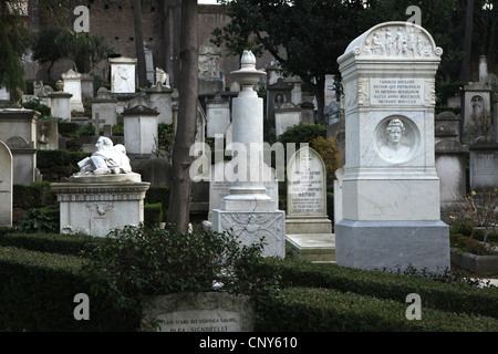 Pierre tombale du peintre russe Karl Bryullov au cimetière protestant dans le quartier Testaccio à Rome, Italie. Banque D'Images