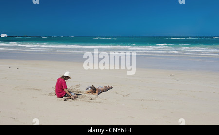 Deux personnes à la plage tropicale, l'Équateur, Îles Galápagos, Isabela, Puerto Villamil Banque D'Images