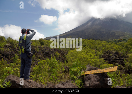 Fumeurs Volcan Arenal, Costa Rica, Amérique Centrale Banque D'Images