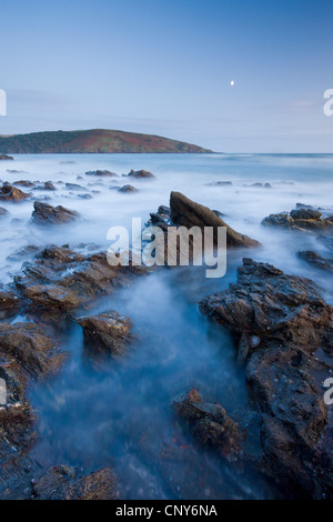 Lune se lever sur Wembury Bay dans le sud du Devon, Angleterre Banque D'Images