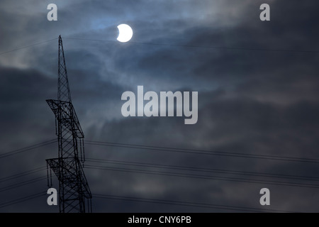 Éclipse partielle de la lune dans un ciel nuageux Banque D'Images