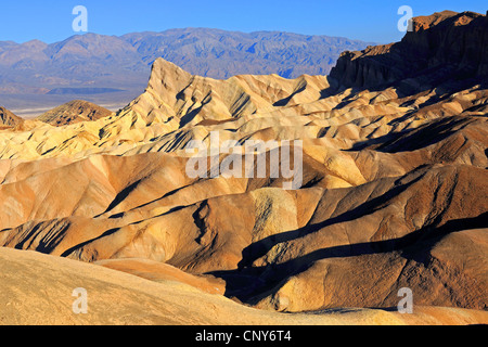 Badlands érodées à Zabriskie Point au coucher du soleil, USA, Californie, Death Valley National Park Banque D'Images