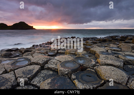 Coucher de soleil sur la Chaussée des Géants, le comté d'Antrim, en Irlande du Nord Banque D'Images