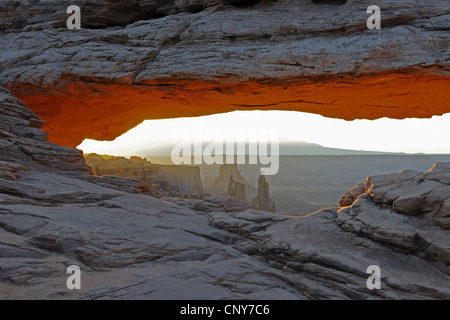 Mesa Arch au lever du soleil, USA, Utah, Canyonlands National Park Banque D'Images