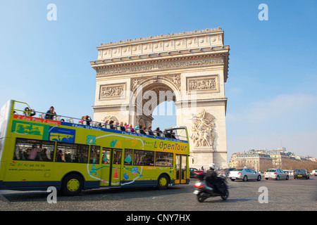Tour bus entrant dans le cercle autour de l'Arc de Triomphe Banque D'Images