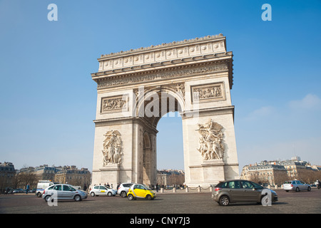 Voiture Smart jaune en rond autour de l'Arc de Triomphe, Paris Banque D'Images