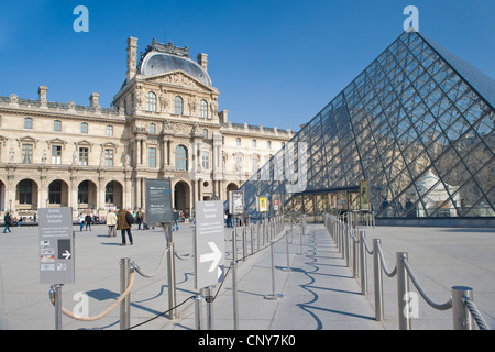 Pyramide de verre dans l'entrée principale de la place du Louvre Banque D'Images