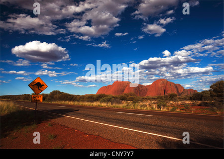 La route à Kata Tjuta, Australie, Territoire du Nord, le Parc National d'Uluru-Kata Tjuta Banque D'Images