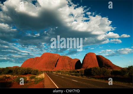 La route à Kata Tjuta, Australie, Territoire du Nord, le Parc National d'Uluru-Kata Tjuta Banque D'Images