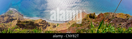 Vue depuis Cabo Giro à la mer, le Portugal, Madère, Camara de Lobos Banque D'Images